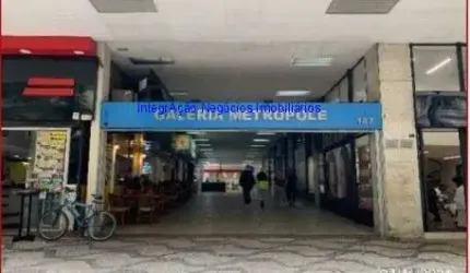 Sobreloja 675m², 03 banheiros, 01 copa.  Excelente localização á 2 minutos andando para a estação do metrô República; Próximo a Rua Basílio da Gama