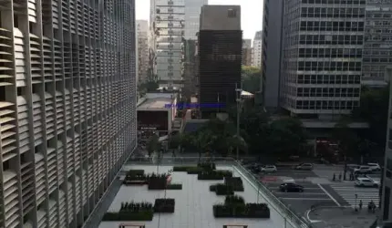 Conjunto Comercial 44m², 02 salas com possibilidade de 04 salas, 02 banheiros e 01 vaga na garagem.  Com ar condicionado, reformado e vista livre