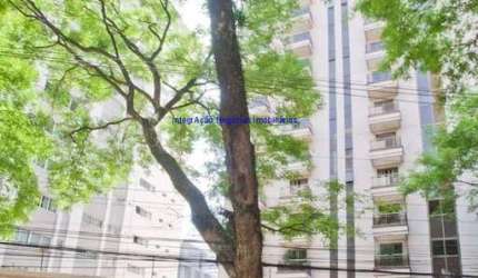 Apartamento 500m², 04 dormitórios (sendo suítes, 01 máster), 06 banheiros e 05 vagas na garagem. Possui 02 quartos de serviço.