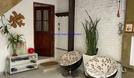 Sobrado Residencial ou Comercial 142m², 03 dormitórios (sendo 02 suítes), 03 banheiros e 01 vaga na garagem.   Excelente localização á 9 minutos andan