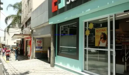 Conjunto Comercial 43m², 02 salas , 01 banheiro e 01 vaga na garagem.   Condomínio com recepção.  Excelente localização