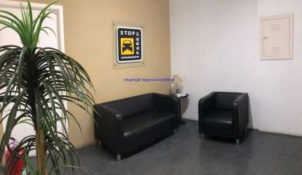 Conjunto Comercial 94m², 02 salas, 02 banheiros e 02 vagas na garagem.  Condomínio com portaria e segurança 24hrs.  Excelente localização