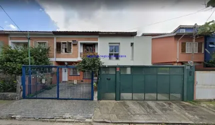 Sobrado 240m², 03 dormitórios (sendo suítes), 04 banheiros e 02 vagas na garagem.  Excelente localização entre as Ruas Hungria, Dona Ana Helena de Sal