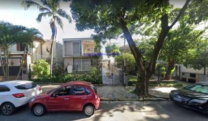 Sobrado 380m², 04 dormitórios (sendo 01 suíte), 03 banheiros e 04 vagas na garagem.  Excelente localização á 8 minutos andando para a estação do metrô
