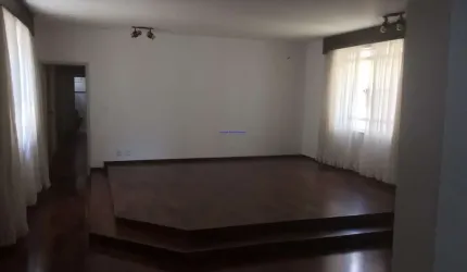 Apartamento 150m², 03 dormitórios (sendo 01 suíte), 02 banheiros e 01 vaga na garagem.  Condomínio com portaria e segurança 24hrs.