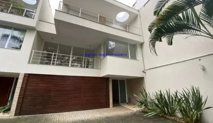 Casa 425m², 04 dormitórios (sendo suíte), 07 banheiros e 04 vagas na garagem.  Condomínio com segurança 24hrs, piscina e churrasqueira.