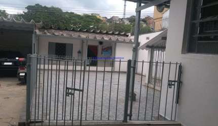 Casa 250m²,  Casa da frente possui 01 dormitório, 01 banheiro e 01 cozinha; Casa do meio possui 01 dormitório e 01 banheiro e Casa do fundo possui 02
