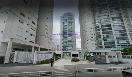 Apartamento 159m², 04 dormitórios (sendo 02 suítes), 05 banheiros e 02 vagas na garagem.  Condomínio com portaria, segurança 24hrs, piscina
