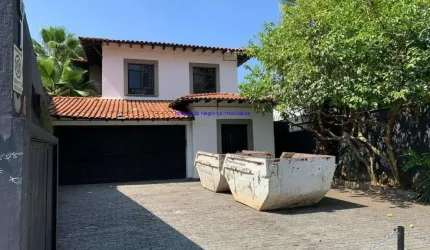 Sobrado 287m²,  térreo 04 salas com divisória em vidro, banheiro social, ampla cozinha com uma sala (ou refeitório). Mais duas edículas ao fundo, send