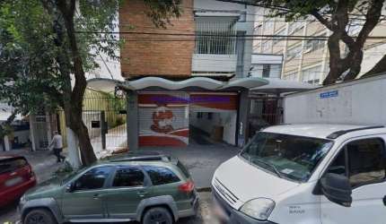 Loja 360m² São 120m² na frente e 240m² interligada por um corredor com 02 banheiros.  Excelente localização entre as Alamedas Ribeiro da Silva,