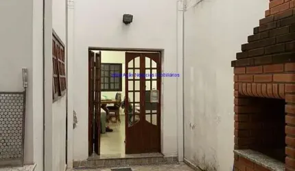 Casa 140m², 03 dormitórios (sendo 01 suíte), 03 banheiros e 02 vagas na garagem.  Excelente localização á 6 minutos andando para a estação do metrô