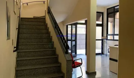 Prédio Comercial 600m², 09 banheiros e 12 vagas na garagem. Possui três andares.  Excelente localização entre as Ruas Anhanguera, James Holland