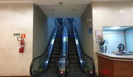 Conjunto Comercial 90m² e 01 banheiro.  Condomínio com Recepção e Segurança.  Excelente localização, á 6 minutos andando para a Estação do Metrô