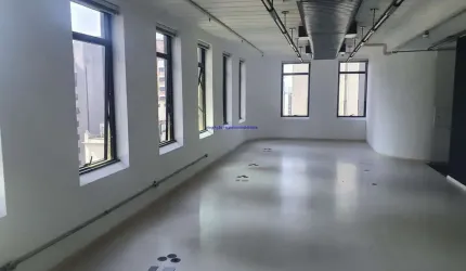 Conjunto Comercial 104m², 01 copa, 02 banheiros e 02 vagas na garagem.  Condomínio com Recepção e Segurança.  Excelente localização