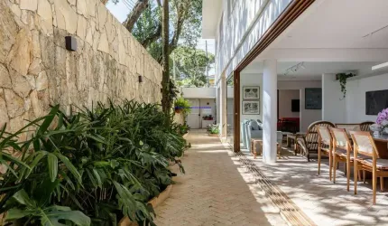 Casa 427,00m², 03 dormitórios (sendo 02 suítes e 01 suíte/ closet), 05 banheiros e 02 vaga na garagem; (Depêndencia de Empregada).