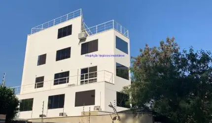 Prédio Comercial 550m², 07 banheiros (sendo 01 na garagem, 02 no primeiro andar, 02 no segundo andar, 01 no terceiro andar e 01 no mezanino), 10 vagas