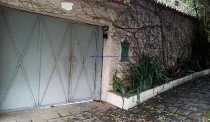 Casa 250m², 06 dormitórios (sendo 03 suítes), 05 banheiros e 03 vagas na garagem.   Excelente localização entre as Ruas Joaquim Nabuco, Bernadino