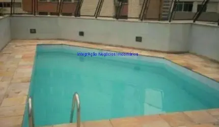 Apartamento 35m², 01 dormitório, 01 banheiro e 01 vaga na garagem. Na cozinha um 4x1 sendo armário, fogão, pia e geladeira e mais um armário suspenso