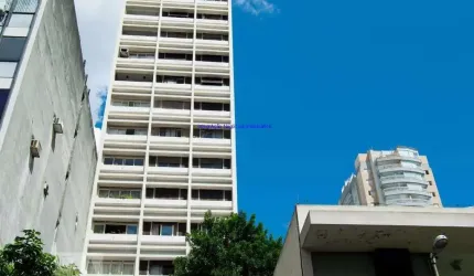 Prédio de 15 andares, um apartamento por andar, com construção sólida dos anos 60/70. Possui recuo de 100m da rua, com jardim e árvores