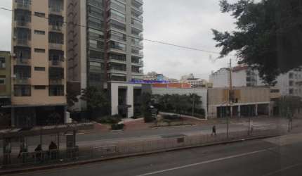Apartamento 70m², 01 dormitório e 01 banheiro.   Condomínio com portaria.   Excelente localização á 4 minutos andando para a estação do metrô.