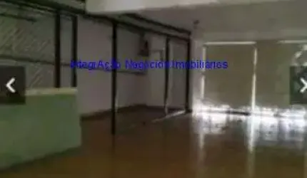 Casa 200m², 07 dormitórios sendo 01 suíte, 04 banheiros e 04 vagas na garagem. Excelente localização, próximo a Av. 23 de Maio.