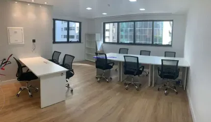 Conjunto Comercial MOBILIADO 33,51m², 02 banheiros e 01 vaga na garagem.   Condomínio com recepção e segurança 24hrs.   Excelente localização