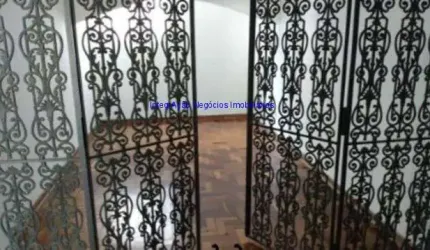 Apartamento 89m², 02 dormitórios, 03 salas, armários na cozinha, 01 depósito na área de serviço, 01 banheiro e 01 vaga na garagem.