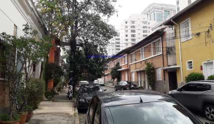 Imóvel com 120m² total, Com 04 Salas, 02 Banheiros e Excelente jardim nos fundos.   Em uma vila no bairro do Higienópolis