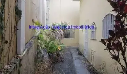 Sobrado 400 m² de área construída, Piso térreo: recepção com hall, 5 salas com divisórias, cozinha,1 banheiro social, quintal com corredor lateral.
