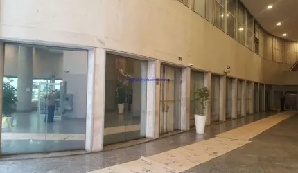 Loja 185,70m², Mezanino 120,19m², Sobreloja 185,69m²; Loja com 21,50m² de frente para a Av. São Luis; Portas duplas de vidro temperado.