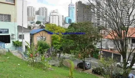 Sobrado 210m², 4 quartos, 2 banheiros, ótimo para escritórios, coworking ou empresas que necessitam de muito espaço.