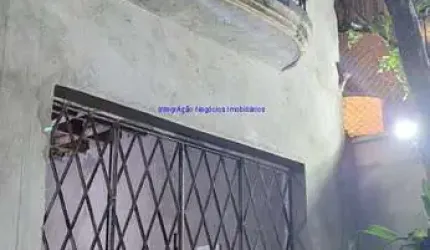Casa  Sobrado 130m², 03 Quartos (01 suíte), 02 Salas, 03 Banheiros e 03 Vagas.   Excelente localização à 5 minutos andando da Estação do Metrô