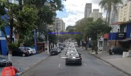 Prédio 410m², 02 banheiros e 04 vagas de garagem.  Excelente localização, entre as Avenidas Moaci, Iraí e Alameda dos Maracatins.