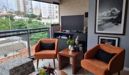 Apartamento 166m², 03 dormitórios (sendo 02 suítes), 05 banheiros e 02 vagas na garagem.  Condomínio com Segurança, Portaria, piscina, academia