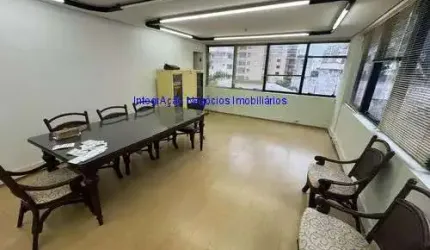 Conjunto Comercial 32m²,  02 banheiros e 01 vaga de garagem.  Condomínio com portaria, segurança e recepção.  Excelente localização