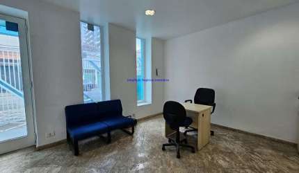 Sobrado Comercial 380m², 10 salas, 06 banheiros e 01 vaga de garagem.  Excelente localização entre as Ruas Potenji, Pageú e Praça Benjamin Reginato;