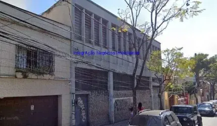 Galpão 949m² e 05 banheiros.  Excelente localização entre as Ruas Manuel Dutra, Conselheiro Carrão e Conselheiro Ramalho.