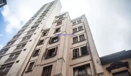 Apartamento 40m², 01 dormitório e 01 banheiro.  Condomínio com portaria, segurança 24hrs.  Excelente localização
