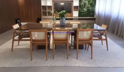Apartamento 267m², 04 dormitórios (sendo 02 suítes), 03 banheiros e 02 vagas na garagem.   Condomínio com portaria e segurança.  Excelente localização
