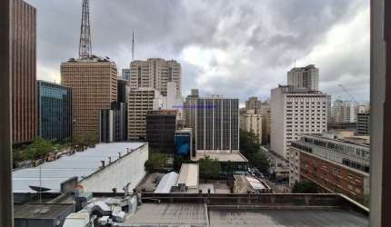 Apartamento 41m², 01 dormitório e 01 banheiro.  Condomínio com recepção e segurança.  Excelente localização