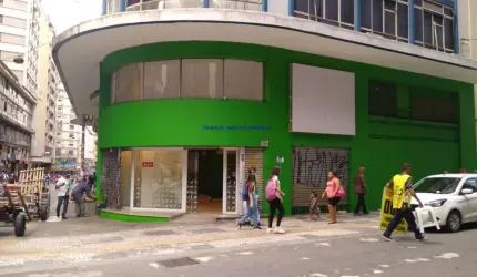 Loja 604m², 02 banheiros.  Excelente localização á 4 minutos andando para a estação do metrô República; Entre as Ruas Vinte e Quatro de Maio,