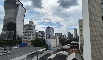 Apartamento 50m², 01 dormitório e 01 banheiro.  Condomínio com portaria e segurança.  Excelente localização, á 5 minutos andando para a estação