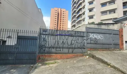 Casa 400m², 03 dormitórios, 03 banheiros e 03 vagas de garagem.  Excelente localização entre as Ruas Aimberê,  Ministro Gastão de Mesquita e Apinajes