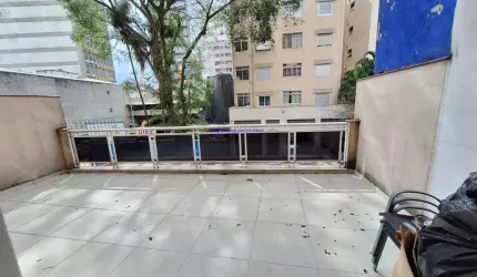 Apartamento 70m², 01 dormitório, 02 banheiros, 01 área de serviço e quintal.   Excelente localização, à 9 minutos caminhando da Estação do Metrô