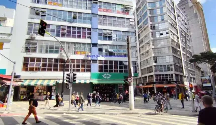 Conjunto comercial 147,98m², 03 salas, 01 copa e 02 banheiros.  Condomínio com portaria e recepção.  Excelente localização