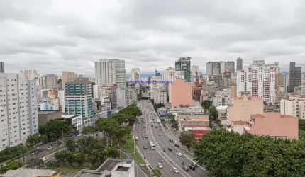 Apartamento 35m², 01 dormitório e 01 banheiro.  Condomínio com portaria, segurança, piscina, academia e salão de festas.  Excelente localização