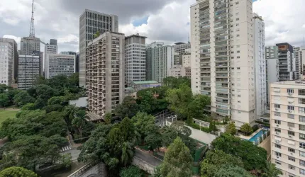 Apartamento 80m², 02 dormitórios (sendo 01 suíte), 02 banheiros e 02 vagas na garagem.   Condomínio com portaria e segurança   Excelente localização