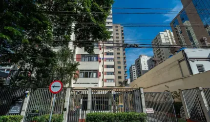 Apartamento 45m², 01 dormitório, 02 banheiros e 01 vaga na garagem.   Condomínio com portaria e segurança.   Excelente localização