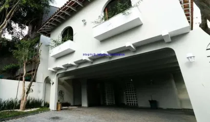Casa comercial com 600 m², 18 cômodos, 6 banheiros e 6 vagas. Anteriormente utilizada como loja.   Bairro conhecido por sua infraestrutura moderna,