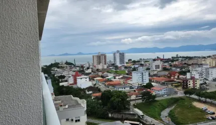Excelente apto 2 dorms /sendo 1 suíte, com vista panorâmica em Barreiros.